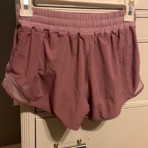 Lululemon hotty hot 2.5” shorts